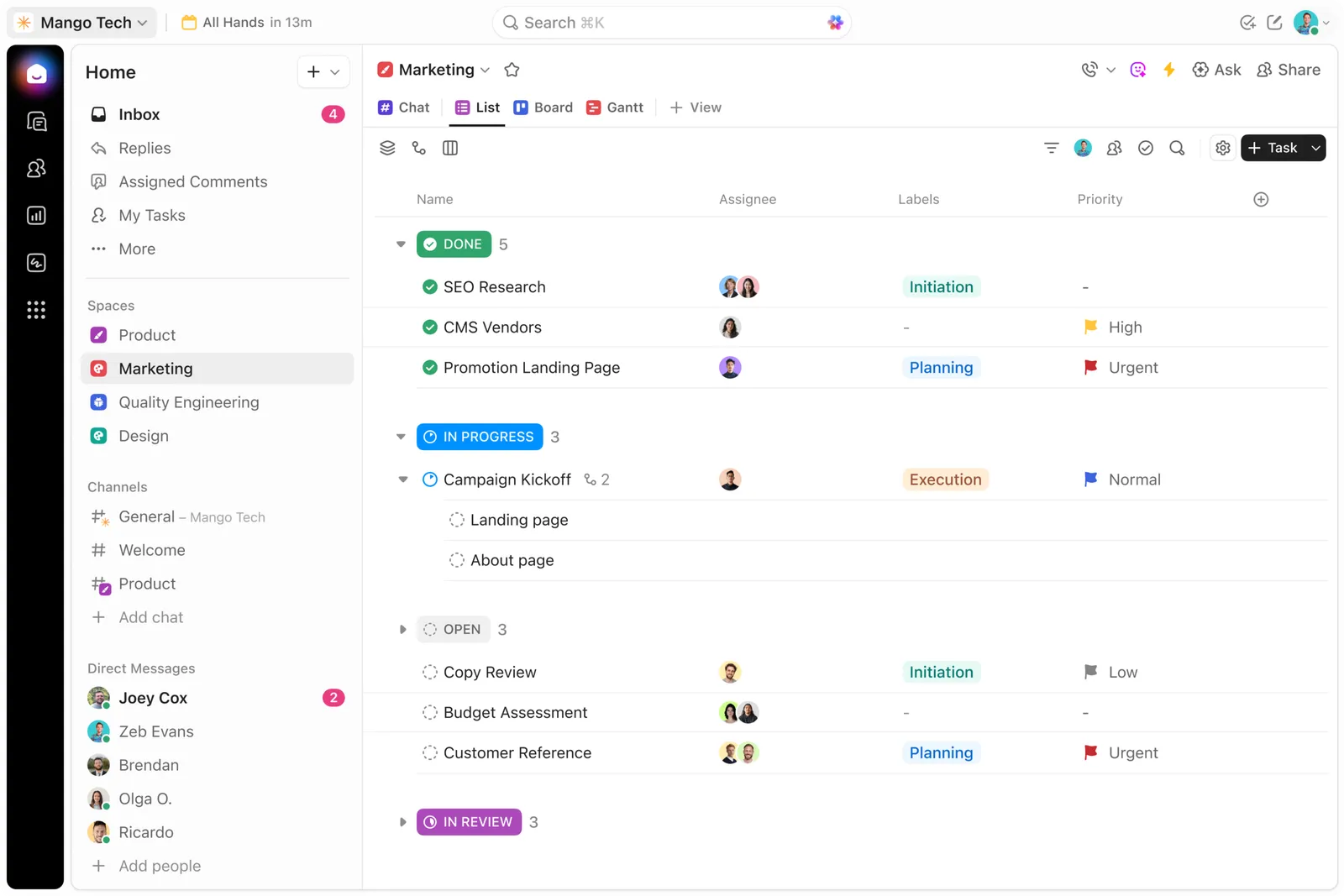 Tela real do ClickUp mostrando uma lista de tarefas de marketing com status, responsáveis, etiquetas e prioridade
